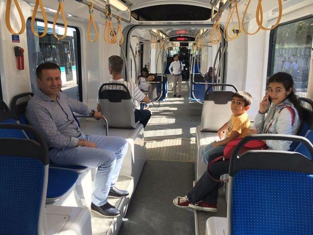 Tramvaya Bu Kez Ak Partili Başkan Bindi