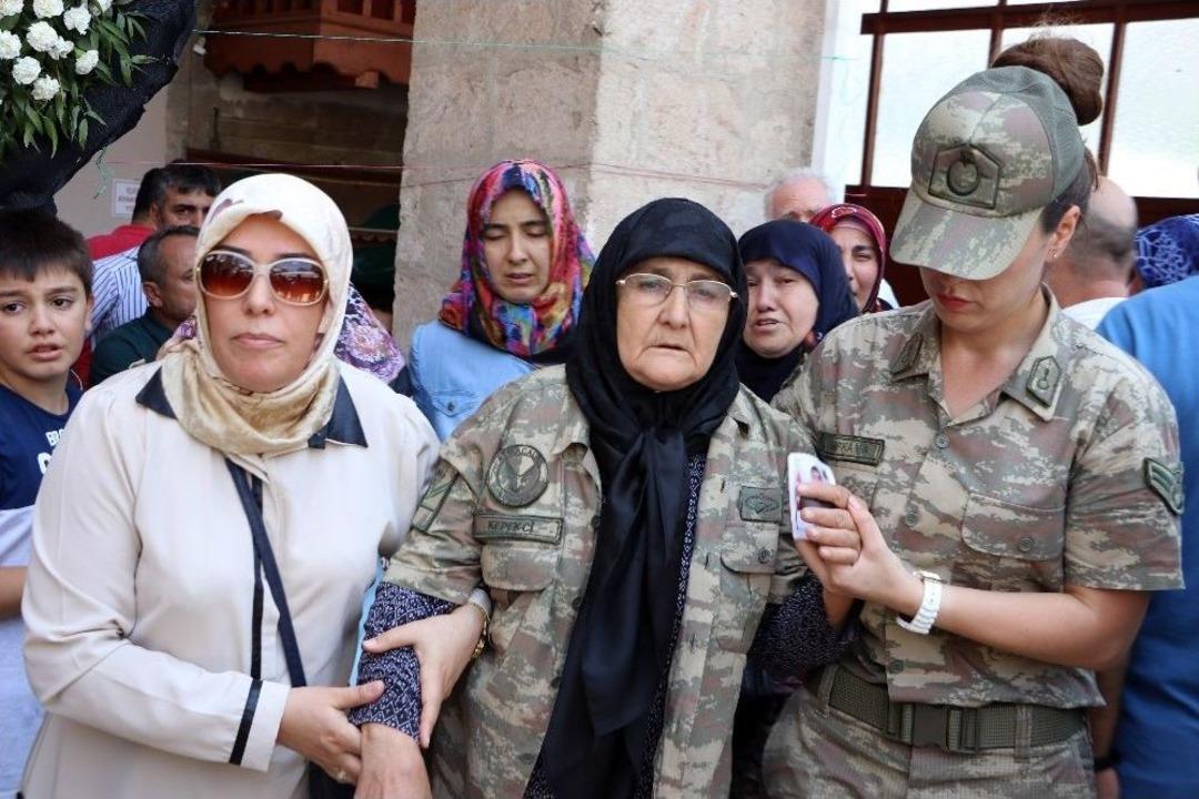 Şehidi Annesi Parkasıyla Eşi Beresiyle Uğurladı