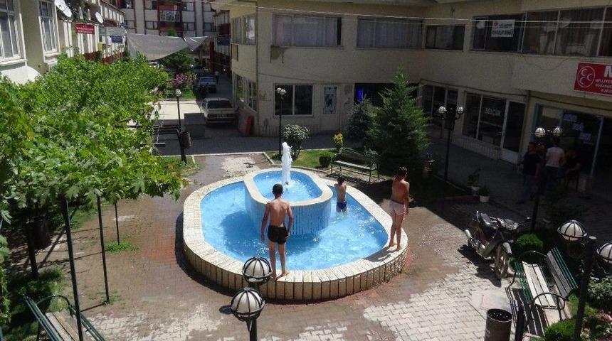 Sıcaktan Bunalan &Ccedil;ocuklar S&uuml;s Havuzunda Serinledi