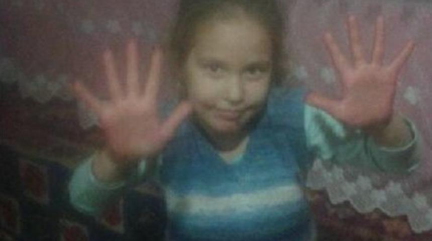 Direksiyonunda Oynadığı Trakt&ouml;r U&ccedil;uruma Yuvarlanan K&uuml;&ccedil;&uuml;k Kız &Ouml;ld&uuml;