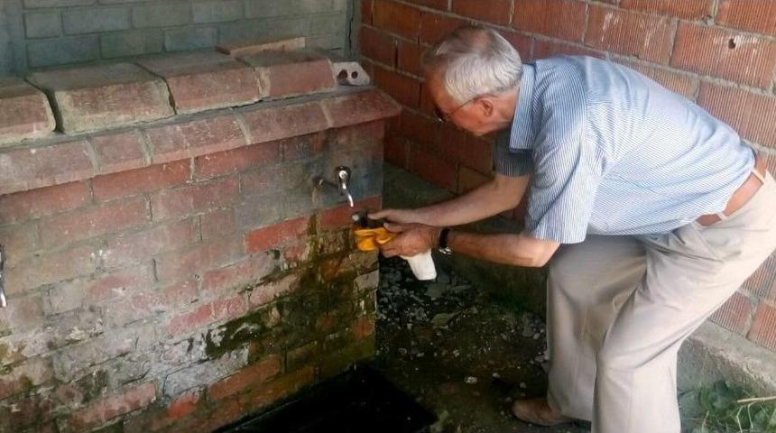 Evin &Ccedil;atısında Mahsur Kalan Yaralı Kuşu İtfaiye Kurtardı