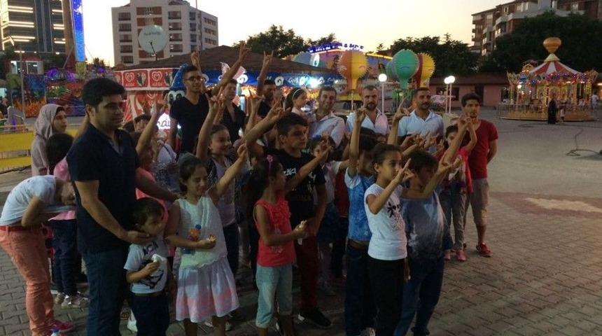 T&uuml;rkmen &Ccedil;ocukların Y&uuml;z&uuml;n&uuml; &Uuml;lk&uuml;c&uuml; Ağabeyleri G&uuml;ld&uuml;rd&uuml;