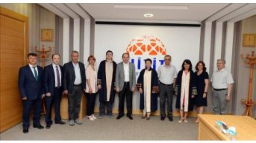 Rektör Alkan Akademik Personele Cübbe Giydirdi