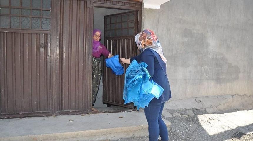 Belediye Personeli, Kapı Kapı Dolaşıp Çöp Poşeti Dağıtıyor