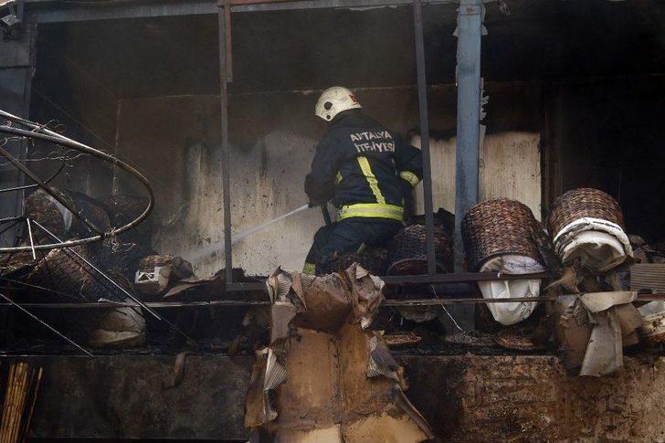 Kopan Elektrik Teli Hasır Dükkanını Yaktı G5