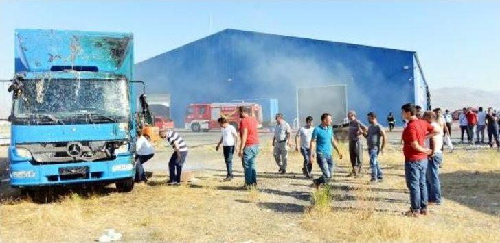 Erzurum'da Kargo Şirketinin Deposu Yandı