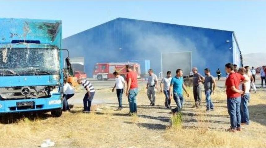 Erzurum'da Kargo Şirketinin Deposu Yandı