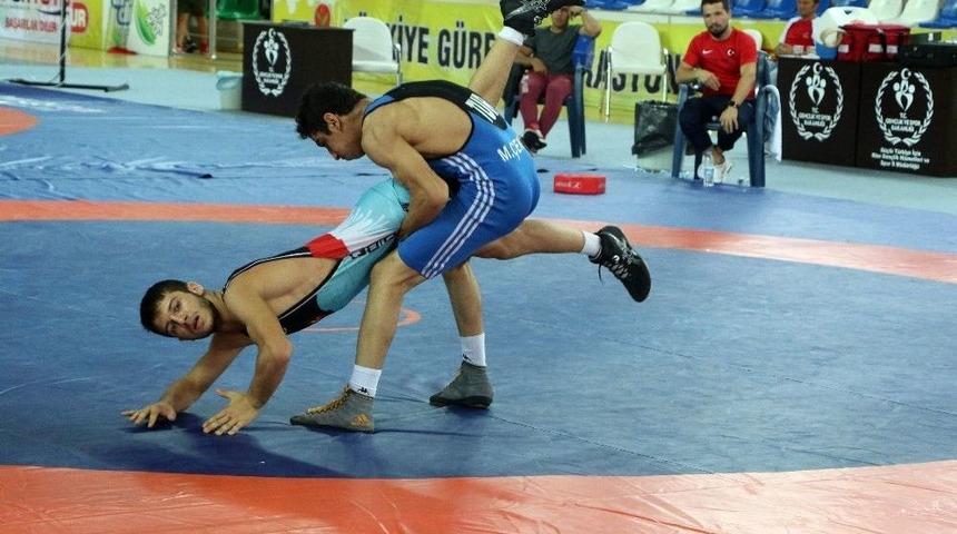 Uluslararası Yıldızlar G&uuml;reş Turnuvasında T&uuml;rkiye 8 Altın Madalya İle Birinci