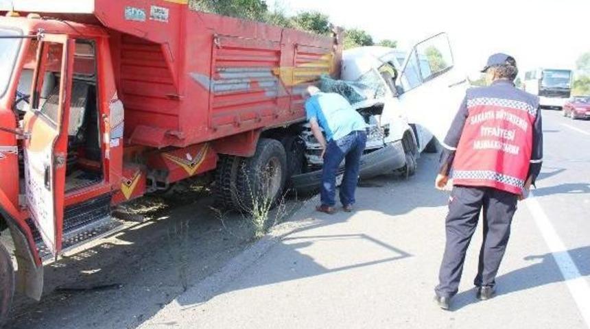Ön Lastiği Fırlayan Minibüs Kamyona Çarptı: 4 Yaralı