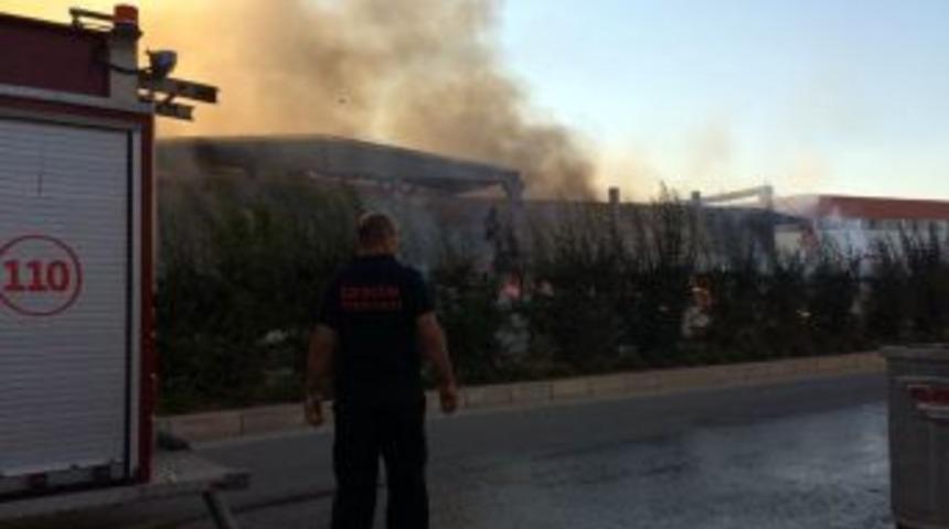 İzmir&rsquo;deki Fabrikada B&uuml;y&uuml;k Yangın