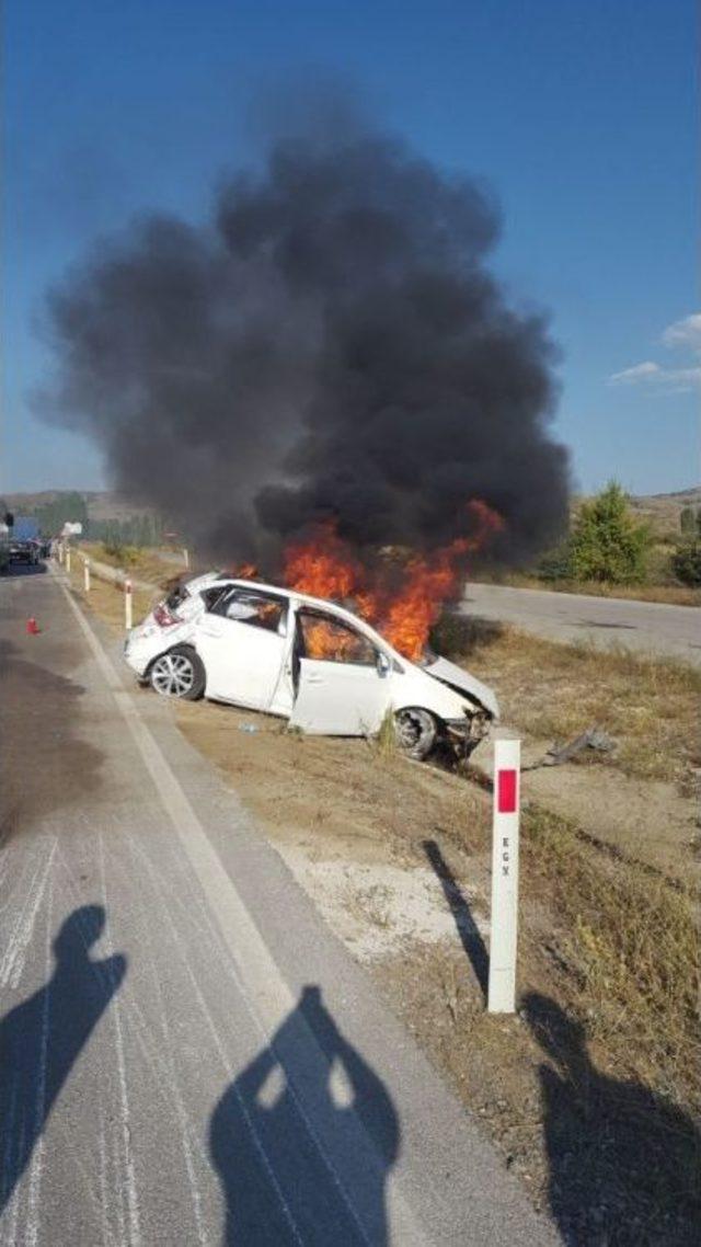 Bariyerlere Çarpan Araç Alev Topuna Döndü: 1 Ölü