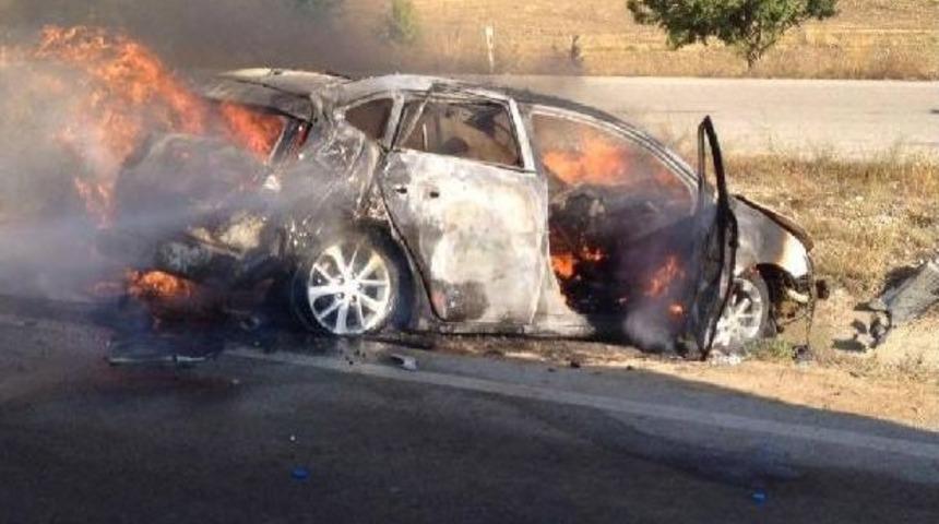 Kaza Yapan Otomobil Alev Aldı: 1 &Ouml;l&uuml;, 2 Yaralı