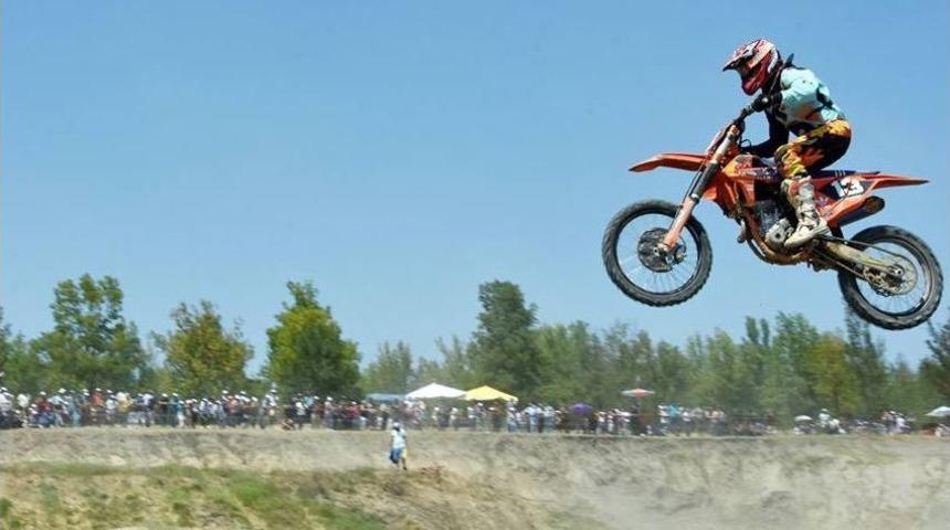 Hayrabolu Ay&ccedil;i&ccedil;eği Festivali&rsquo;nde Motokros Yarışları Yapıldı