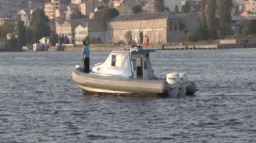 Balat'ta Boğulma Tehlikesi Ge&ccedil;iren Bir Kişi Dalgı&ccedil;lar Tarafından Kurtarıldı
