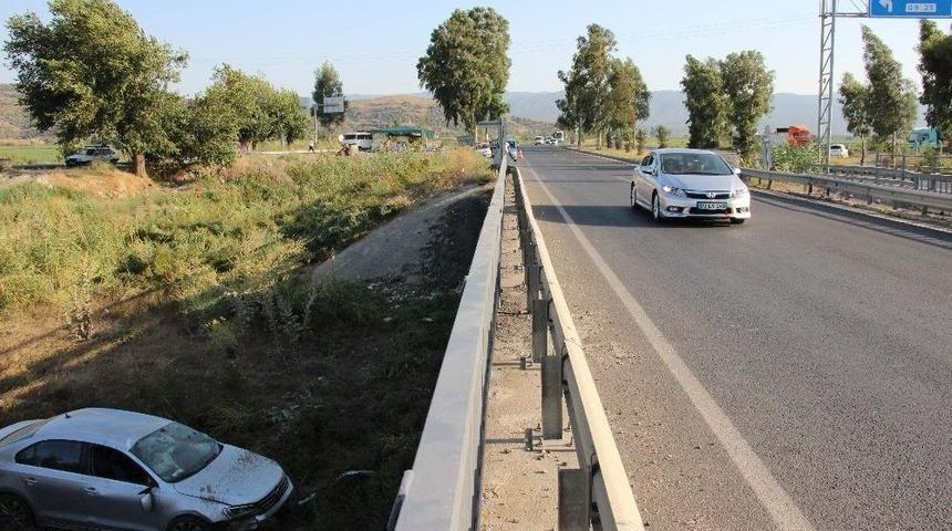 Aydın&rsquo;da Otomobil K&ouml;pr&uuml;den U&ccedil;tu: 4 Yaralı