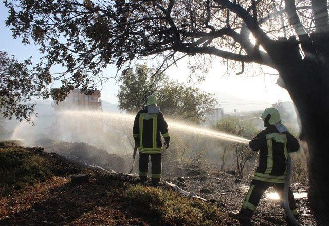 Arazi Yangını Akaryakıt İstasyonuna 20 Metre Kala Söndürüldü