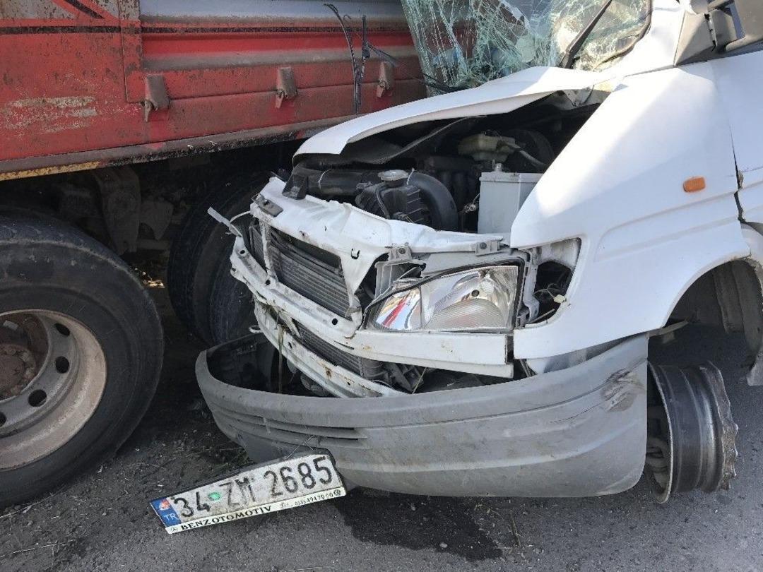 Minib&uuml;s, Emniyet Şeridindeki Kamyona Ok Gibi Saplandı: 4 Yaralı