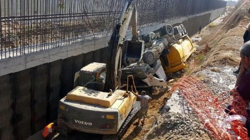 Hafriyat Kamyonu Devrildi, S&uuml;r&uuml;c&uuml; &Ouml;ld&uuml;