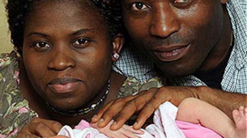 Siyahi &Ccedil;iftten Beyaz Bebek!