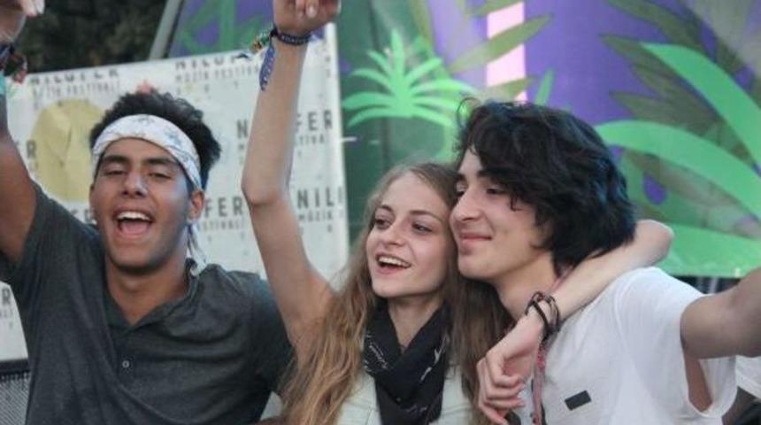 Nil&uuml;fer M&uuml;zik Festivalinin Son G&uuml;n&uuml;de Cem Adrian R&uuml;zgarı