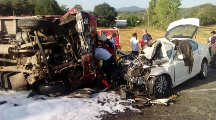 (&ouml;zel Haber) Sakarya&rsquo;da Katliam Gibi Kaza: 1 &Ouml;l&uuml;, 9 Yaralı