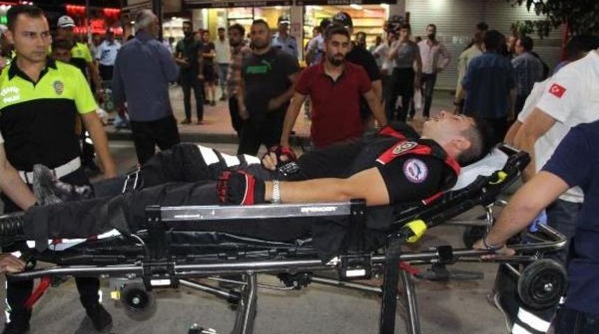 Kavga Edenleri Ayırmaya &Ccedil;alışan Polis Memuruna Saldırı