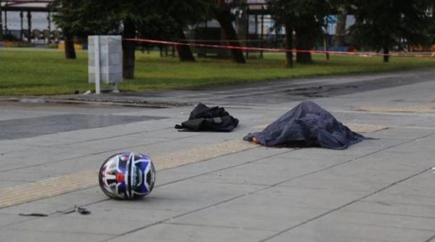 Motosikletten D&uuml;şen Gen&ccedil; Kız &Ouml;ld&uuml;