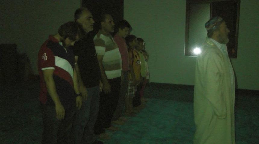 (&ouml;zel Haber) 2 Yıldır Karanlıkta İbadet Ediyorlar