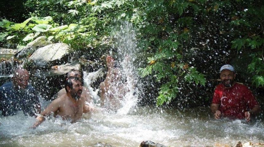 Bursalı Dağcılar Doğal Havuzlarda Serinliyor