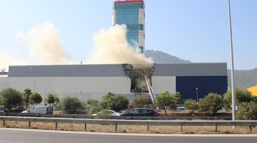 İzmir&rsquo;de Avm Yangını
