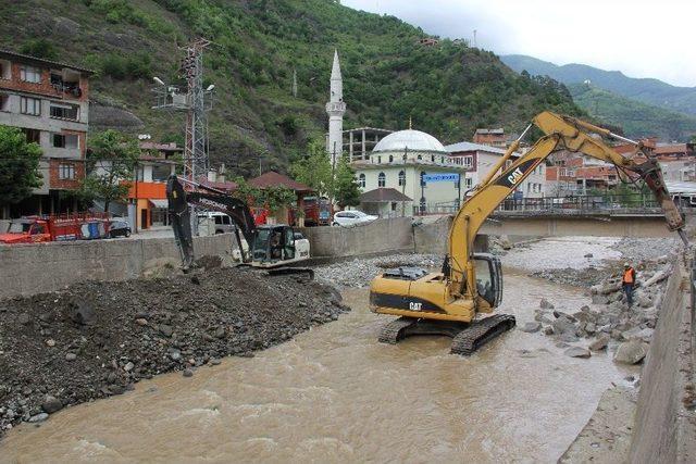 Artvin’de Taşkın Koruma Çalışmaları Devam Ediyor