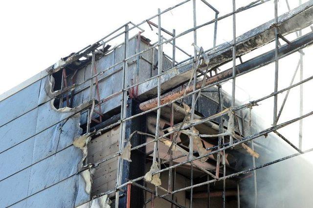 Avm’den Yükselen Dumanlar Kilometrelerce Uzaklıktan Görüldü