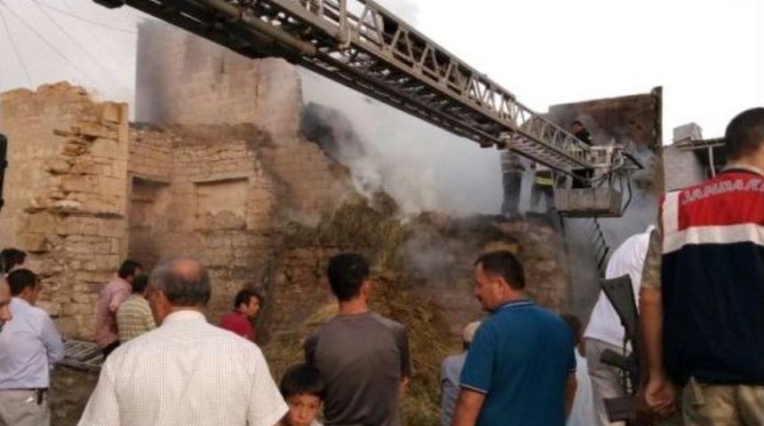 Yangında Ahır Ve Samanlık K&uuml;le D&ouml;nd&uuml;