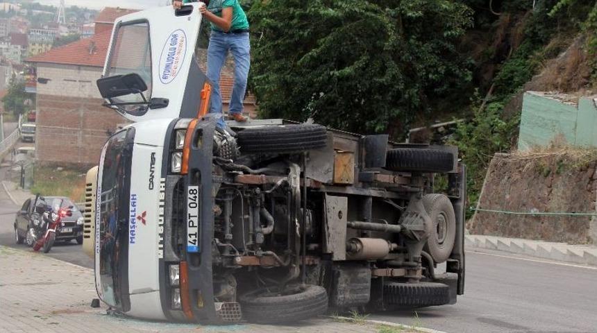 İ&ccedil;i Boş Kamyonet Ters Devrilerek Durabildi