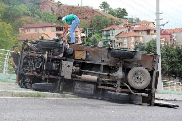 İçi Boş Kamyonet Ters Devrilerek Durabildi