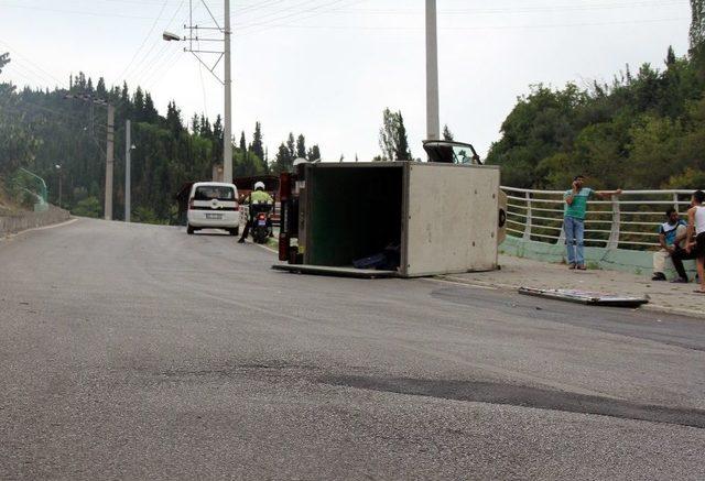 İçi Boş Kamyonet Ters Devrilerek Durabildi