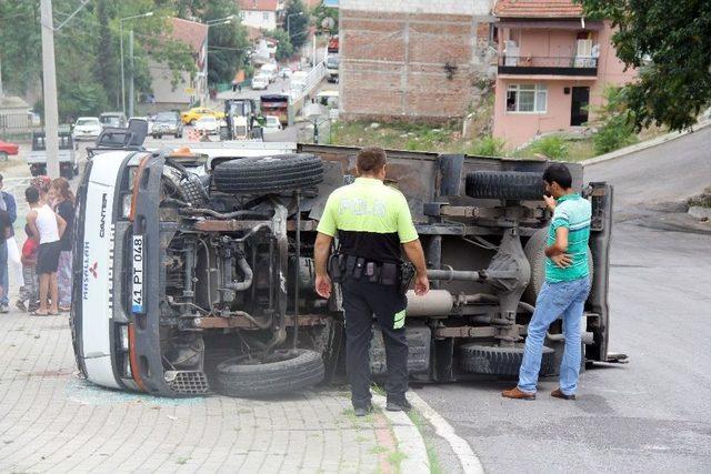 İçi Boş Kamyonet Ters Devrilerek Durabildi