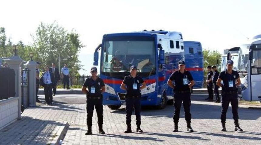 'suikast Davası' Sanığı Kurmay Albay, Protesto Edilmekten Rahatsız Olmuş