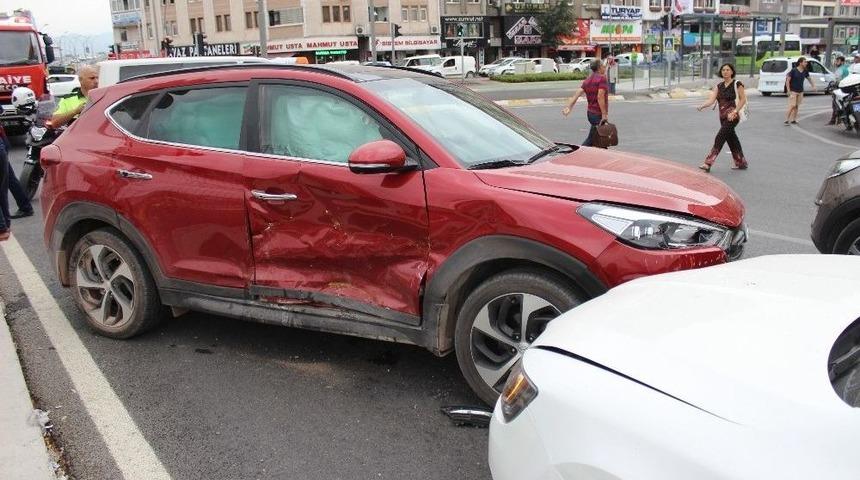 Kocaeli’de 3 Araç Birbirine Girdi