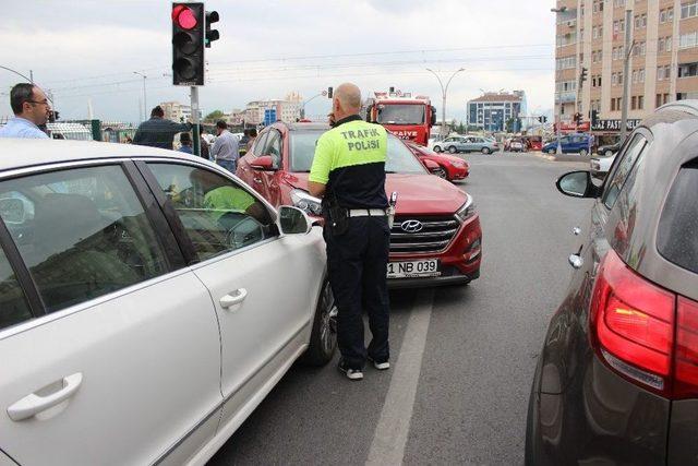 Kocaeli’de 3 Araç Birbirine Girdi