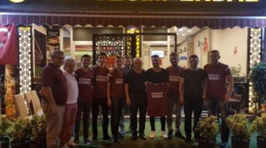 &lsquo;k&ouml;ftecim Erdal&rsquo; Turnuvada Kendilerini Destekleyen Taraftara Yemek Verdi