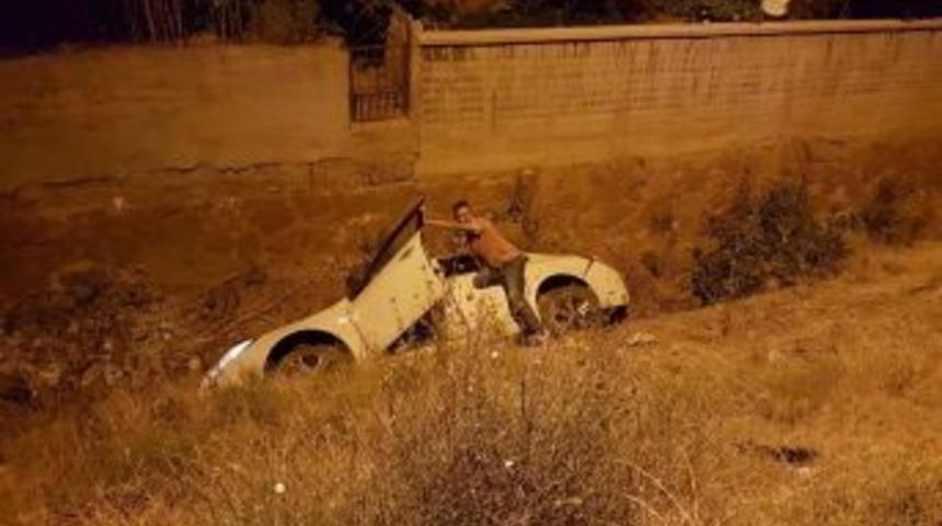 Ankara&rsquo;da Virajı Alamayan Ara&ccedil; Dereye U&ccedil;tu: 1 Yaralı