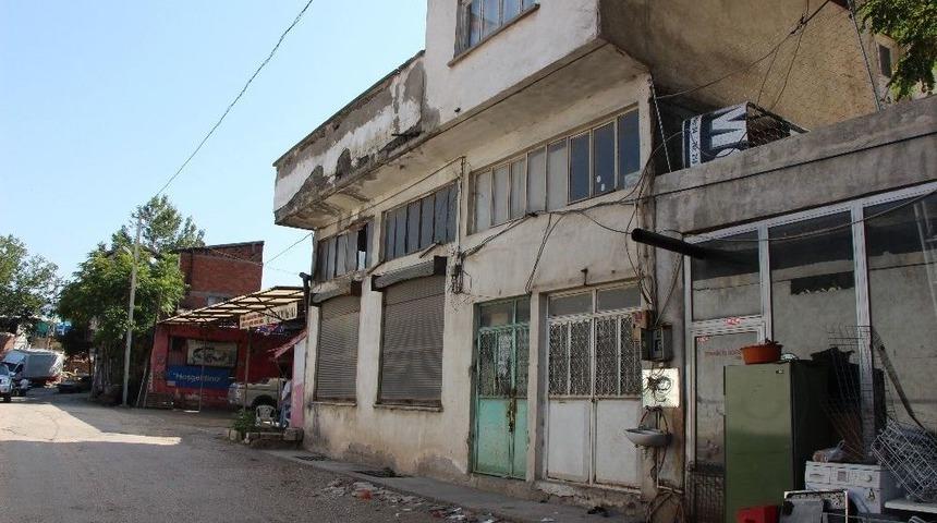 Karı-koca Evlerinin &Ouml;n&uuml;nde Park Kavgasında Bı&ccedil;aklandı