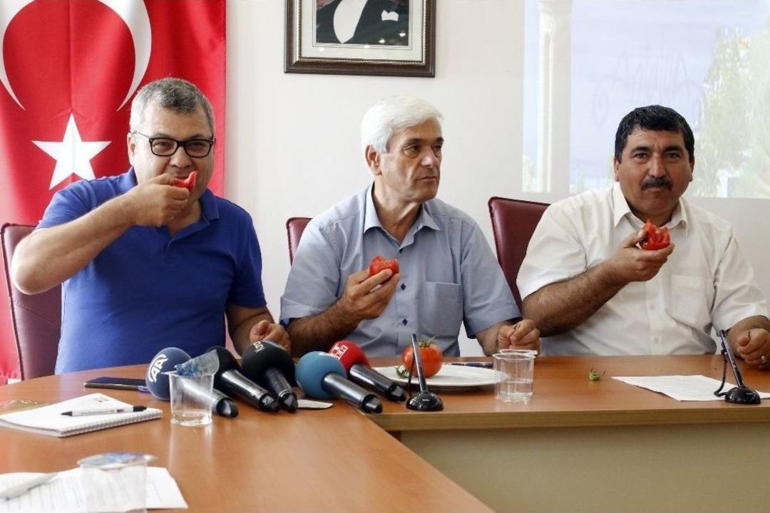 Rusya&rsquo;nın Yaş Sebze Meyve Kararına Domates Yiyerek Tepki G&ouml;sterdiler