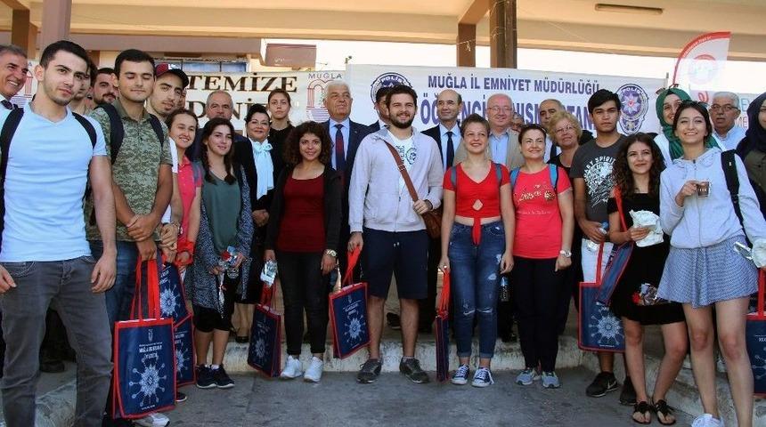 Muğla Protokol&uuml; &Ouml;ğrencileri &Ccedil;i&ccedil;eklerle Karşıladı