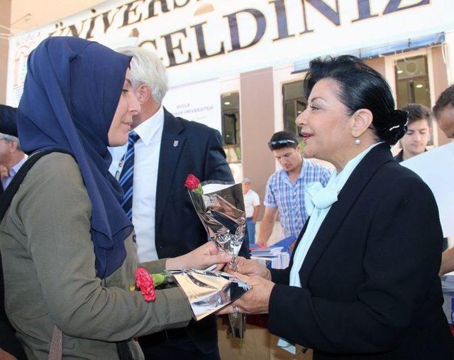 Muğla Protokolü Öğrencileri Çiçeklerle Karşıladı