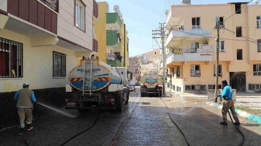 40 Derece Sıcaklıkta Sokaklarda Basın&ccedil;lı Su Serinliği