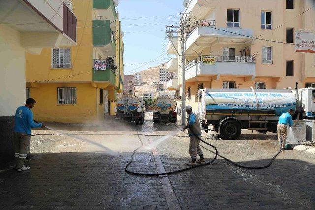 40 Derece Sıcaklıkta Sokaklarda Basınçlı Su Serinliği