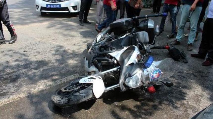 Motosikletli Polis Trafik Kazasında Yaralandı