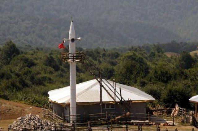 Yaylada Varilden Minareli, Ağaç Merdivenli Cami